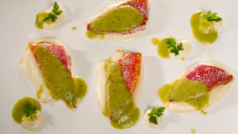 Salmonetes con coliflor y vinagreta de guisantes