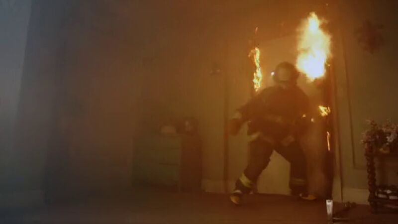 Casey pone su vida en juego en un rescate de un apartamento en llamas
