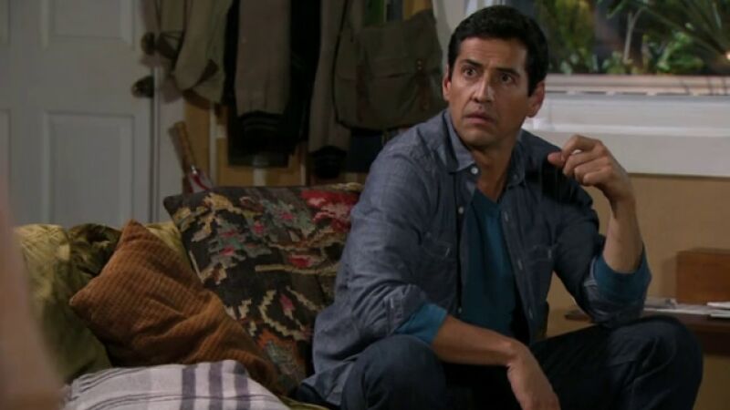 Adela duerme en la casa de Carlos