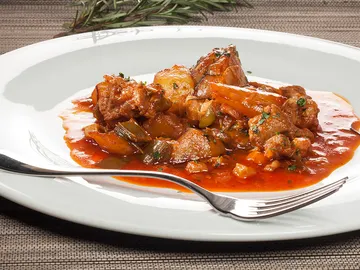 Cordero guisado con pimientos y patatas Cordero guisado con pimientos y patatas