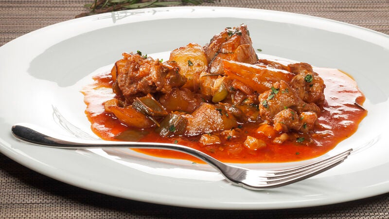 Cordero guisado con pimientos y patatas