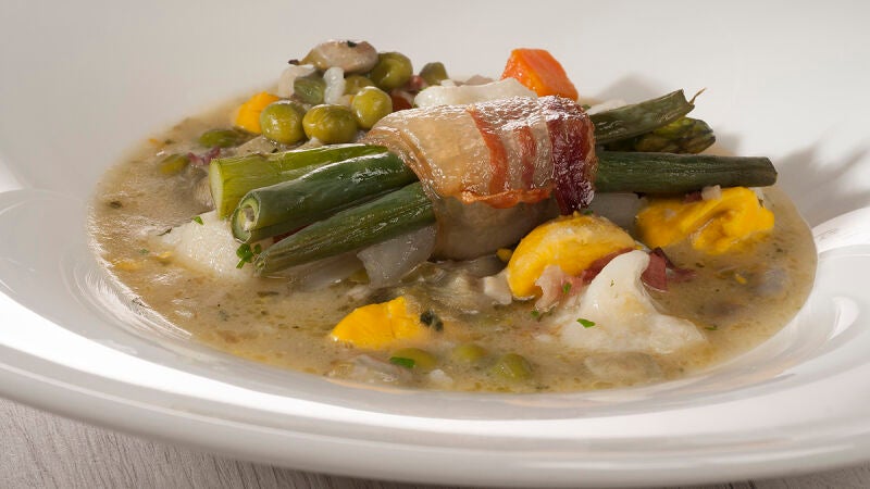 Menestra de verduras con rollitos de panceta