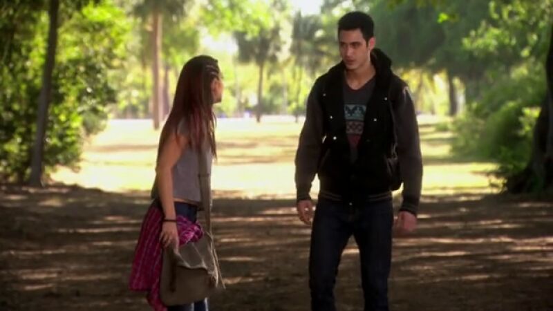 Felicia registra la casa de Carlos aprovechando su ausencia