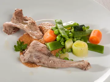 Conejo al vapor con salsa romesco y vegetales al toque Conejo al vapor con salsa romesco y vegetales al toque