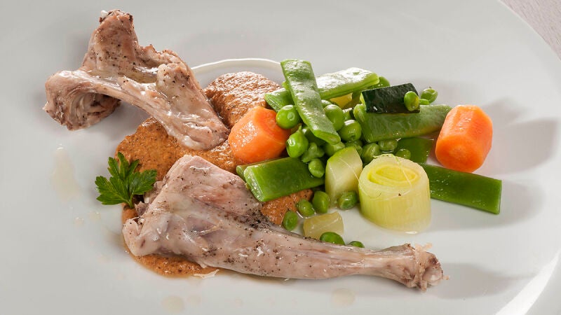 Conejo al vapor con salsa romesco y vegetales al toque