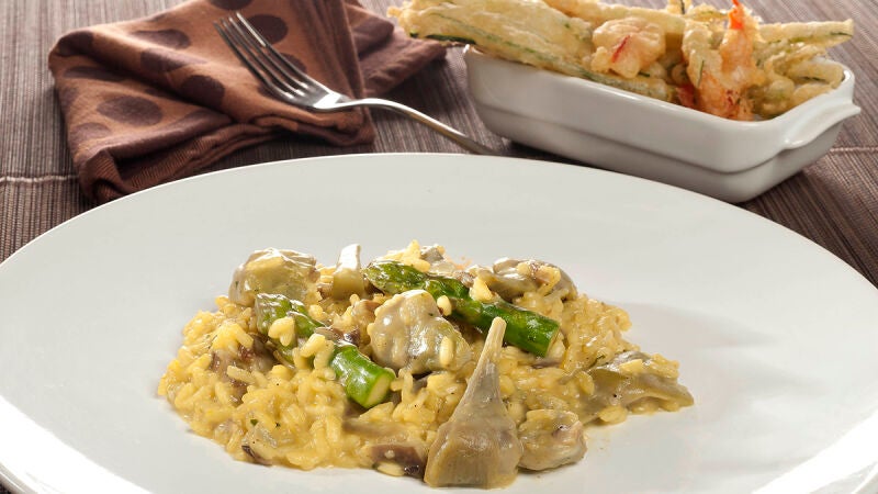 Risotto de alcachofas con snack de verduras crujientes