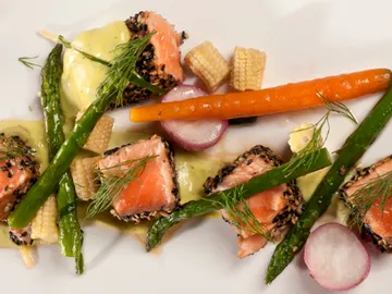 Salmón con sésamo y mahonesa de aguacate Salmón con sésamo y mahonesa de aguacate