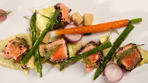Salmón con sésamo y mahonesa de aguacate Salmón con sésamo y mahonesa de aguacate