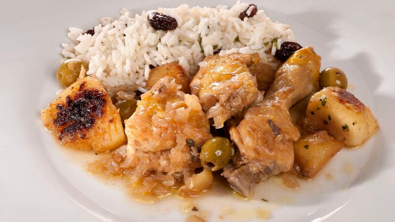 Pollo guisado con manzana salteada y arroz