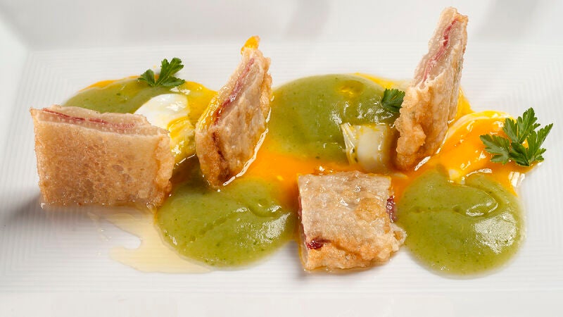 Pencas rellenas con salsa de borraja y huevo