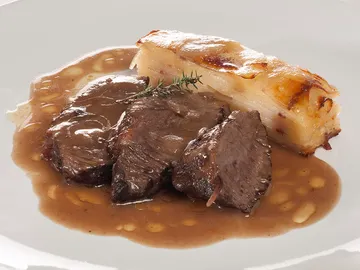 Carrilleras de ternera en salsa con pastel de patata y panceta Carrilleras de ternera en salsa con pastel de patata y panceta
