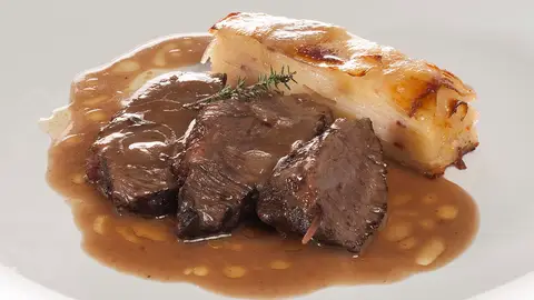 Carrilleras de ternera en salsa con pastel de patata y panceta Carrilleras de ternera en salsa con pastel de patata y panceta