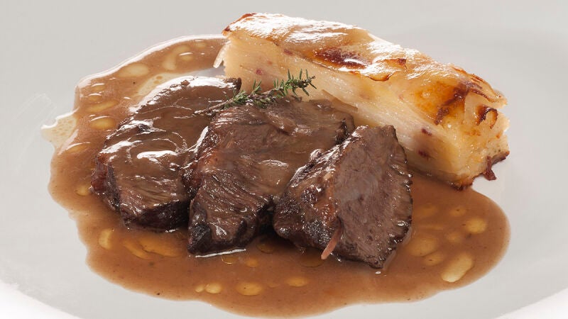 Carrilleras de ternera en salsa con pastel de patata y panceta