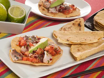 Tostadas de ceviche de chicharro y quesadillas Tostadas de ceviche de chicharro y quesadillas