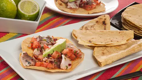 Tostadas de ceviche de chicharro y quesadillas Tostadas de ceviche de chicharro y quesadillas