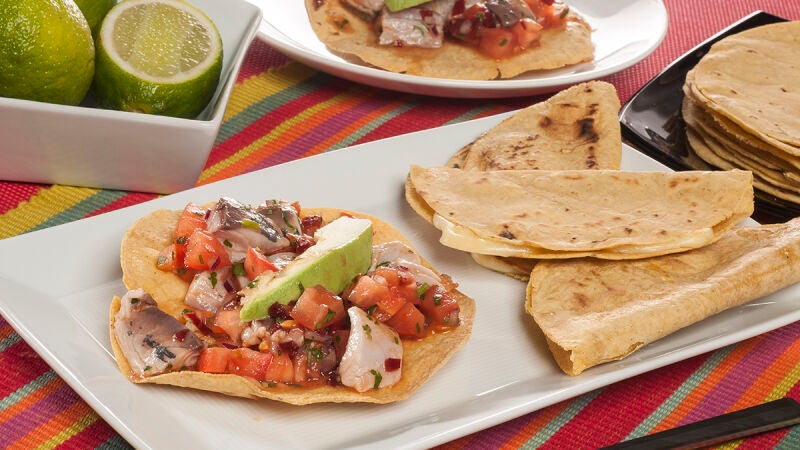Tostadas de ceviche de chicharro y quesadillas