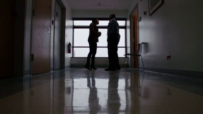 El equipo se encuentra con un camión lleno de cadáveres