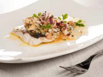 Lubina al horno con vinagreta de calamar Lubina al horno con vinagreta de calamar