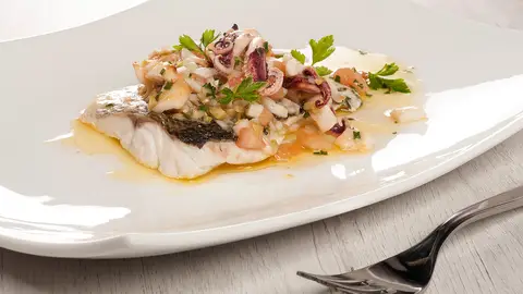 Lubina al horno con vinagreta de calamar Lubina al horno con vinagreta de calamar