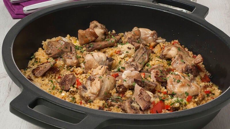 Conejo con bulgur al estilo yakimeshi