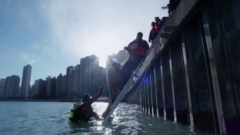  Rescatan a un niño que cae al río por accidente