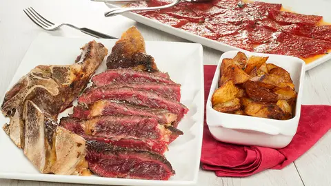 Chuleta en casa, piquillos y patatas al ajo Chuleta en casa, piquillos y patatas al ajo