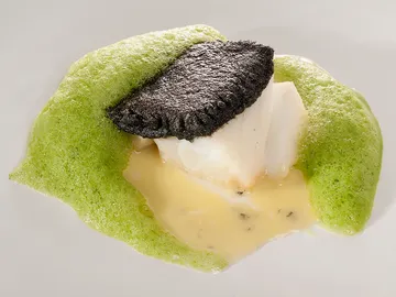 Bacalao con costra negra, su pilpil y aire de perejil Bacalao con costra negra, su pilpil y aire de perejil