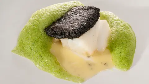 Bacalao con costra negra, su pilpil y aire de perejil Bacalao con costra negra, su pilpil y aire de perejil