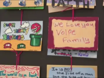 Una pared llena de recuerdos familiares Una pared llena de recuerdos familiares