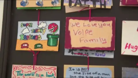 Una pared llena de recuerdos familiares Una pared llena de recuerdos familiares