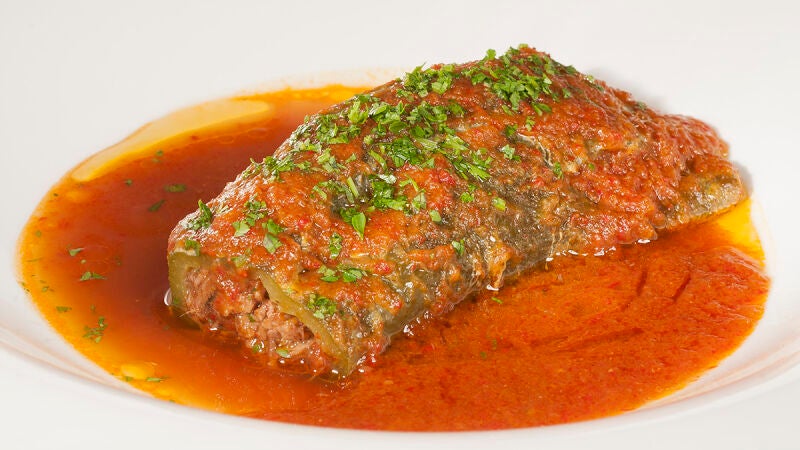 Pimientos verdes rellenos de carne con tomate