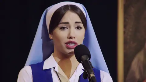 Esperanza se anima a cantar tras dedicarle unas palabras de despedida al padre Tomás Esperanza se anima a cantar tras dedicarle unas palabras de despedida al padre Tomás