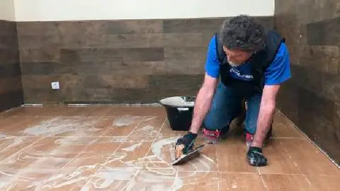 Aprende a cambiar el suelo con Bricomanía Aprende a cambiar el suelo con Bricomanía