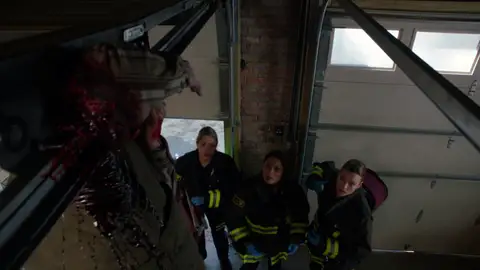 Gabriela y su equipo salvan a un hombre en peligro Gabriela y su equipo salvan a un hombre en peligro