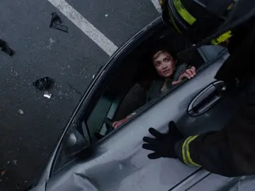 La víctima de un accidente de tráfico pone difícil el trabajo a los bomberos La víctima de un accidente de tráfico pone difícil el trabajo a los bomberos