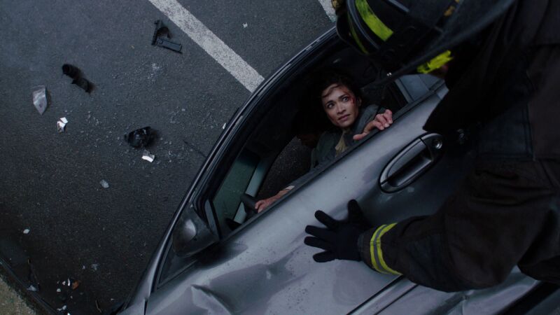 La víctima de un accidente de tráfico dificulta el trabajo a los bomberos 