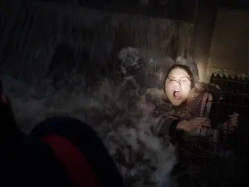 El equipo de 'Chicago Fire' rescata a una mujer atrapada en una alcantarilla El equipo de 'Chicago Fire' rescata a una mujer atrapada en una alcantarilla