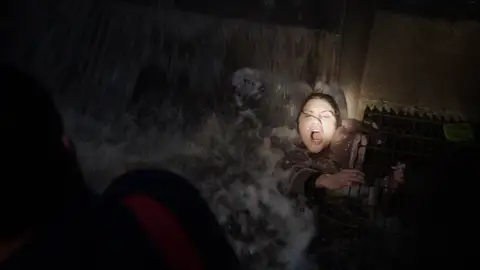 El equipo de 'Chicago Fire' rescata a una mujer atrapada en una alcantarilla El equipo de 'Chicago Fire' rescata a una mujer atrapada en una alcantarilla