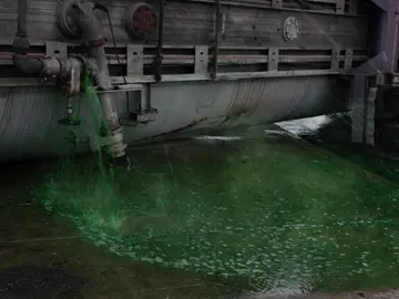 El conductor de un camión cisterna en llamas corre grave peligro El conductor de un camión cisterna en llamas corre grave peligro