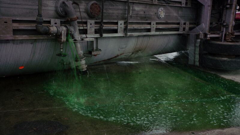 El conductor de un camión cisterna en llamas corre grave peligro 