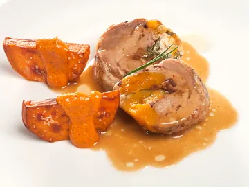 Muslo de pavo relleno con boniato y mojo picón Muslo de pavo relleno con boniato y mojo picón