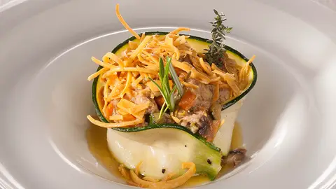 Rollitos de calabacín rellenos de ragú de cordero Rollitos de calabacín rellenos de ragú de cordero