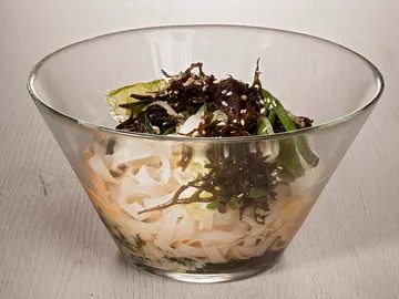 Ensalada de fideos de arroz y algas Ensalada de fideos de arroz y algas