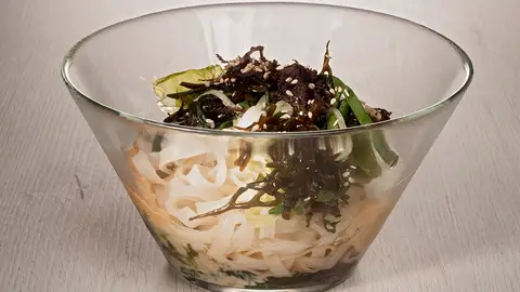 Ensalada de fideos de arroz y algas Ensalada de fideos de arroz y algas