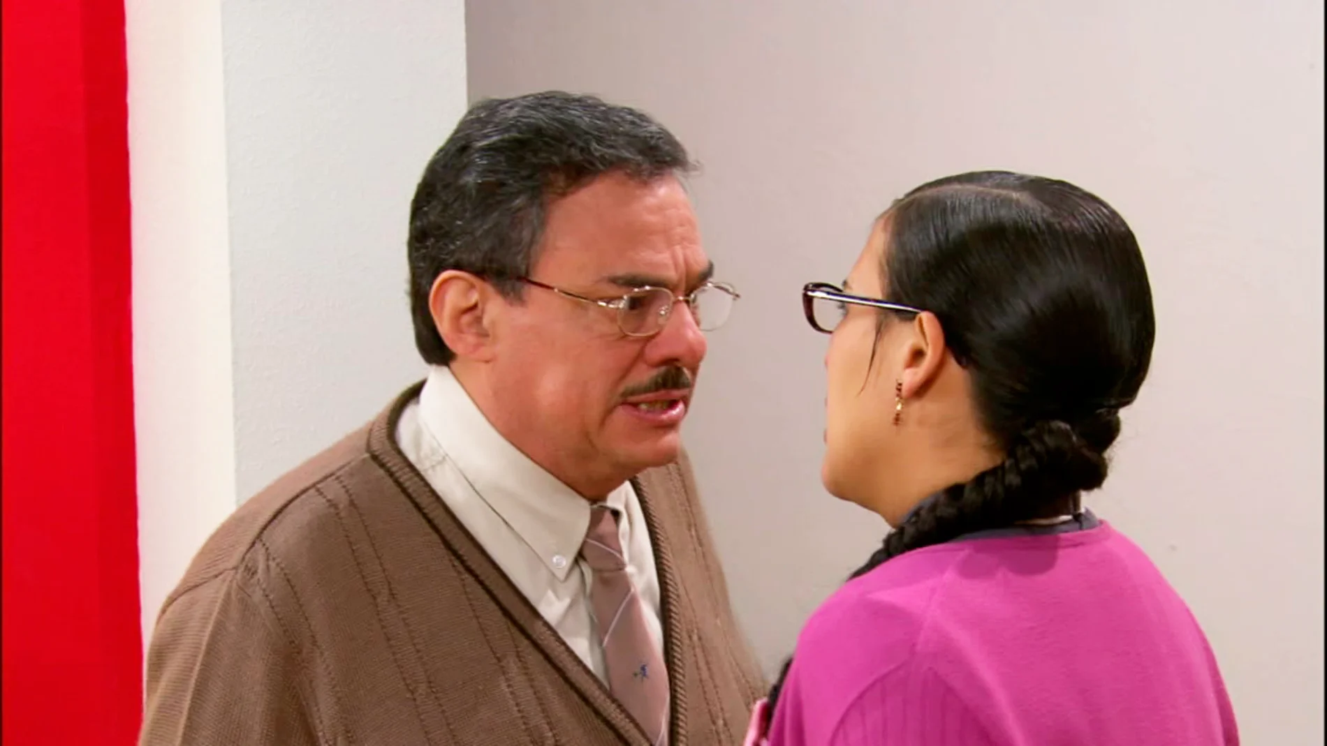 El padre de Lety acude a la oficina para reprochar a Don Fernando la actitud con su hija 