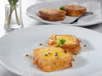 Leche frita de maíz y salsa de maracuyá Leche frita de maíz y salsa de maracuyá