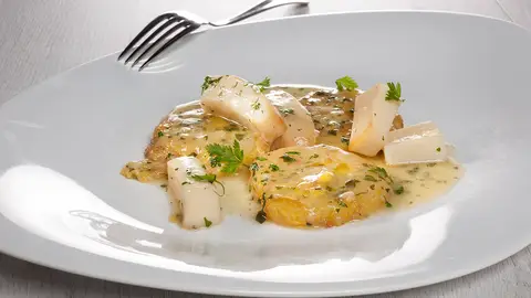 Patatas rebozadas con choco en salsa verde Patatas rebozadas con choco en salsa verde