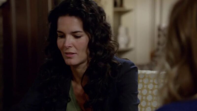 Jane intenta ocultar su embarazo a su madre