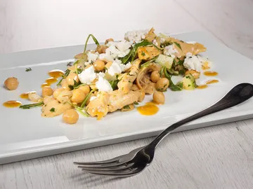 Ensalada de garbanzos con pollo y vinagreta de curry Ensalada de garbanzos con pollo y vinagreta de curry
