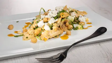 Ensalada de garbanzos con pollo y vinagreta de curry Ensalada de garbanzos con pollo y vinagreta de curry